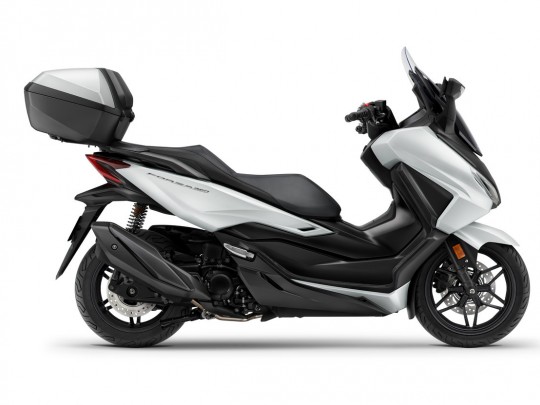 24YM_Forza_350_Studio_MAT_PEARL_COOL_WHITE_NHB44_SMART_TOP_BOX_RHS