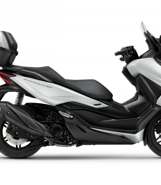 24YM_Forza_350_Studio_MAT_PEARL_COOL_WHITE_NHB44_SMART_TOP_BOX_RHS